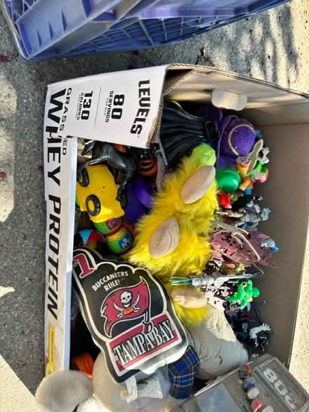Photo of free box of toys💙 (Sun valley) #4