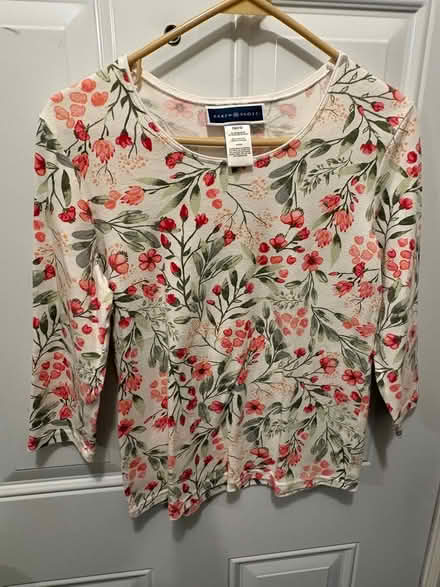 Photo of free Karen Scott Petite Medium top (L5L 5P5) #1
