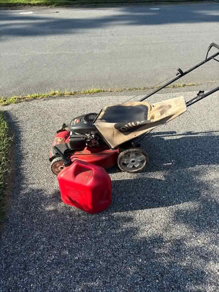 Photo of free Gas mower (does not start) (Severna Park) #1