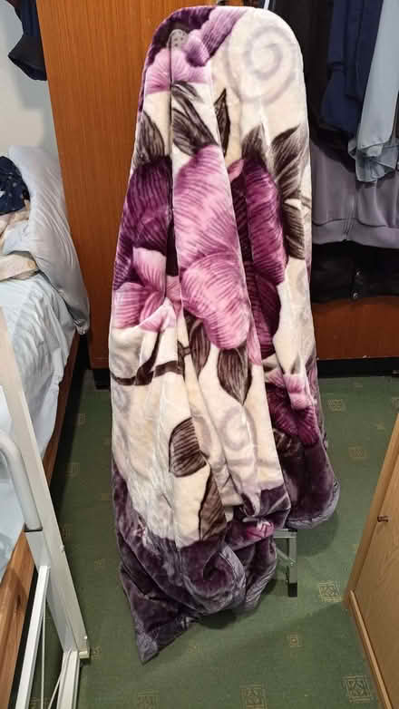Photo of free Thick heavy soft floral blanket, heavy: weighs 2.2 kg (Boscombe BH5) #1