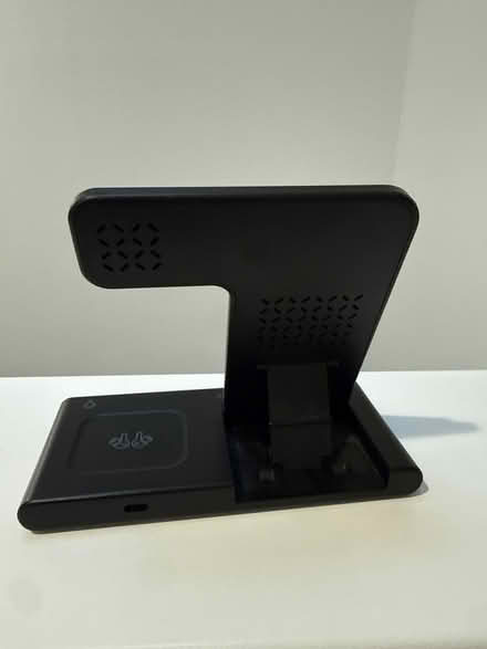Photo of free iPhone, watch, ear bud charger (San Antonio shopping center) #2