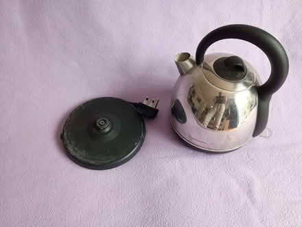 Photo of free 240v cordless electric kettle, including stand and plug (Upper Wolvercote OX2) #1
