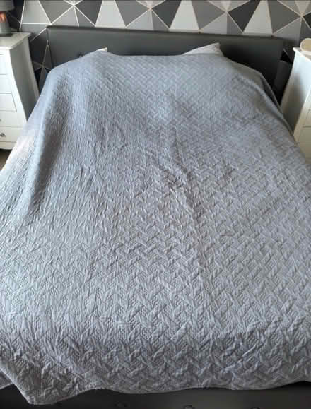 Photo of free Good condition grey kingsize bedspread (Knaphill GU21) #1