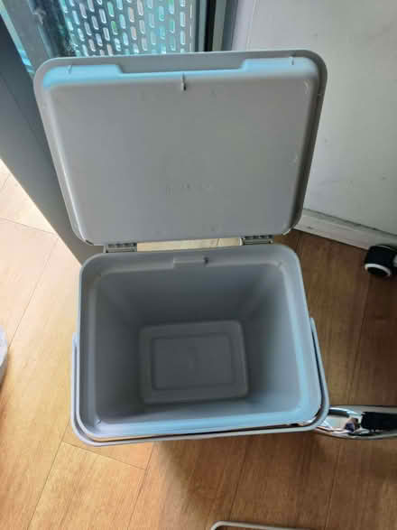 Photo of free IKEA HÅLLBAR 22L Bin with Lid – Very Clean (White City W12) #2