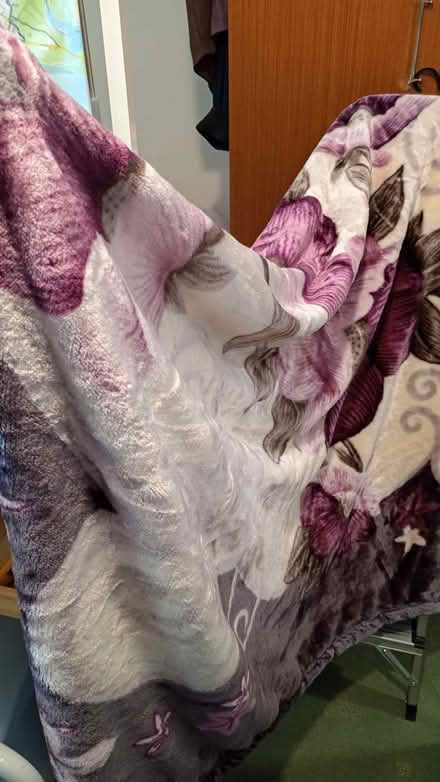 Photo of free Thick heavy soft floral blanket, heavy: weighs 2.2 kg (Boscombe BH5) #2