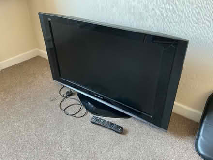 Photo of free TV with remote (Cox Green SL6) #1