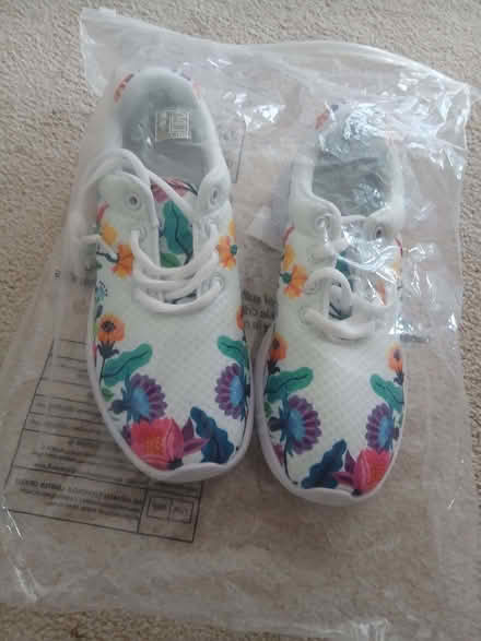 Photo of free Size 5. Brand new ladies summer trainers (Bournemouth BH1) #1