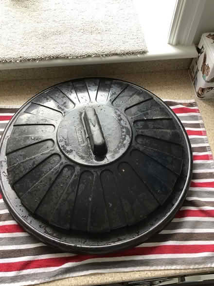 Photo of free Dust bin lid (Alderley Edge SK9) #1