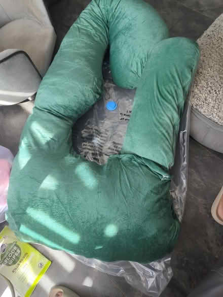 Photo of free Full body pregnancy pillow (Chessington KT9) #1
