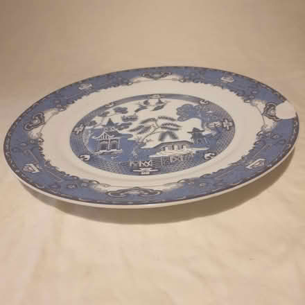 Photo of free Blue Willow pattern dinner plate - chipped (Central IP1) #1