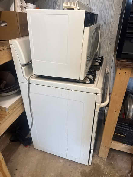 Photo of free Gas stove/oven and microwave (Caliente ave) #1
