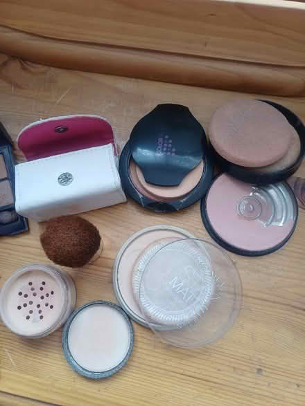 Photo of free Part used brown eyeshadow and face powder (Haylands Way MK41) #2