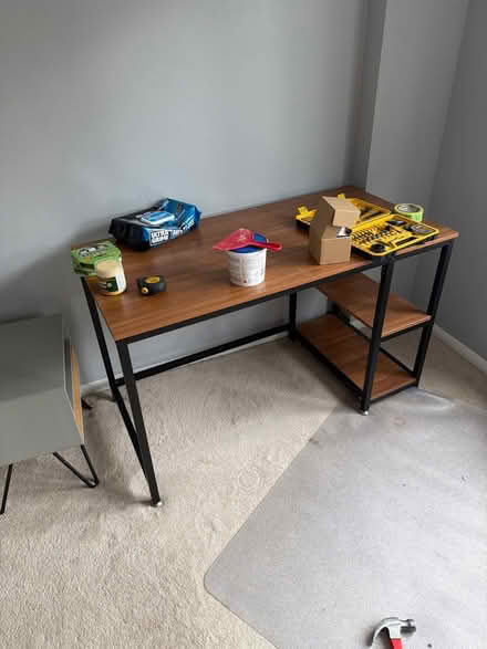Photo of free Desk (Oval SW9) #1