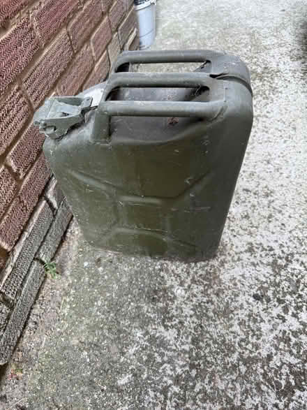 Photo of free gerry can (Croydon. CR2 9) #2