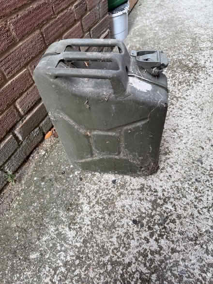 Photo of free gerry can (Croydon. CR2 9) #1