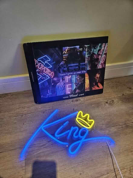 Photo of free USB illuminated King sign (Brimscombe GL5) #1