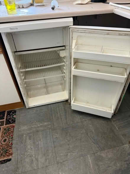 Photo of free fridge. under counter (Croydon. CR2 9) #4
