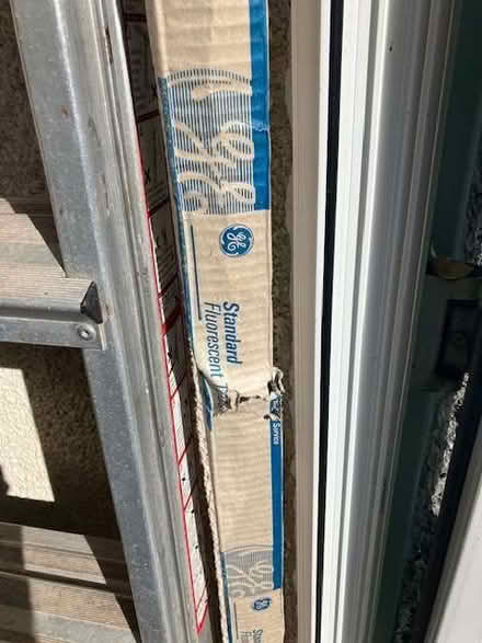 Photo of free fluorescent light tube, T12, 8 foot (Huttocks Top OL13) #1