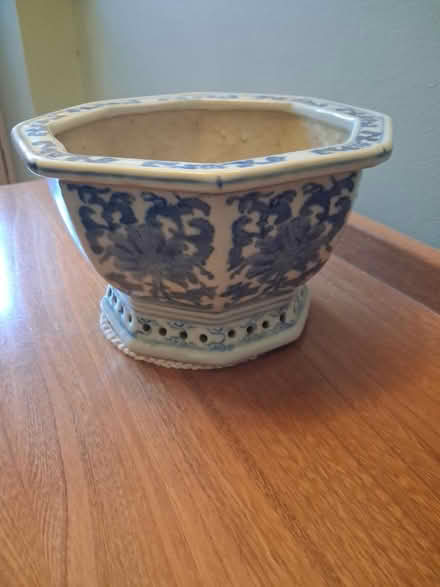 Photo of free Ceramic planter (Fleetville) #3