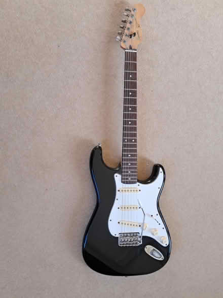 Photo of free Electric Guitar (Middle Deal CT14) #1