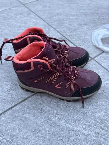 Photo of free Uk 2 girl hiking shoe (Tw77dp) #1