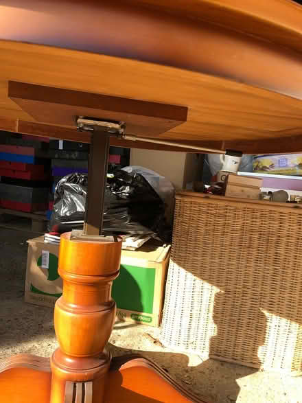 Photo of free Round table (Chislehurst BR7) #1