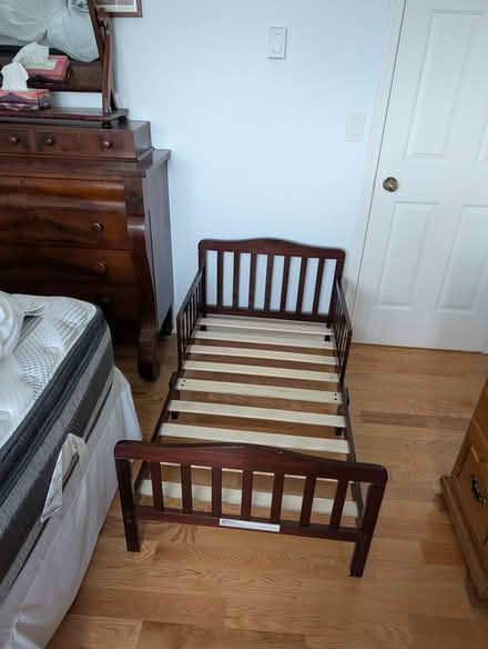 Photo of free Lennox Toddler Bed (Esquimalt) #4