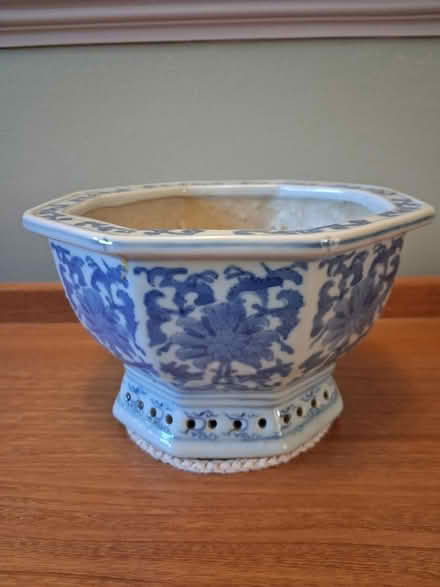Photo of free Ceramic planter (Fleetville) #1