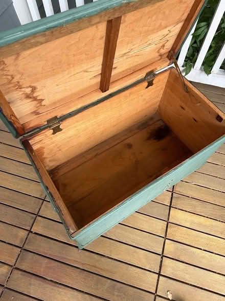 Photo of free Wood chest (Del Ray) #3
