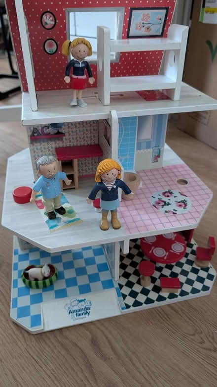 Photo of free Model house, wooden (W7, Grosvenor Road) #1