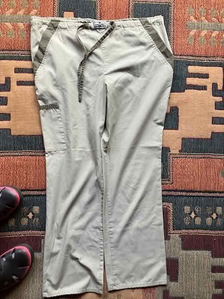 Photo of free unisex scrubs - Sz M (Las Palmas Pk, Snvle) #1