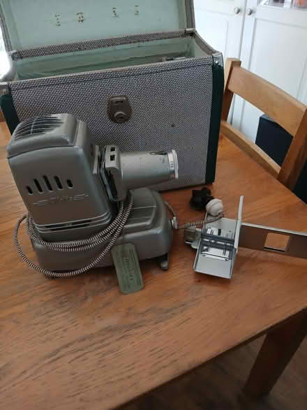 Photo of free Vintage slide projector (SK7 Hazel grove) #1