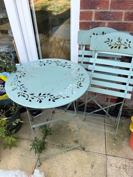 Photo of free Outdoor table and chairs (Walkley S6) #1