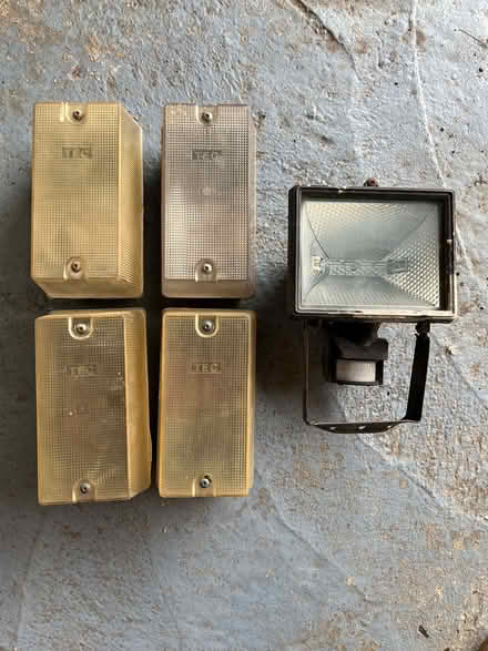 Photo of free 5 working outside lights (Swallowfield RG7) #1