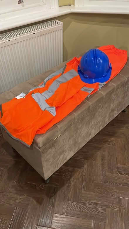 Photo of free New Hi viz kit and hard hat (Anerley SE20) #1