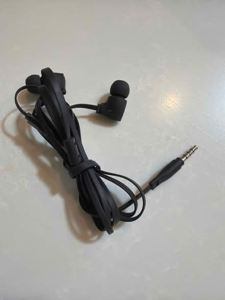 Photo of free Flat cable earphone with mic (East Palo Alto CA) #1
