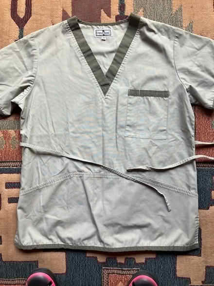Photo of free unisex scrubs - Sz M (Las Palmas Pk, Snvle) #2