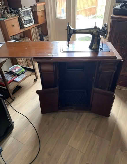 Photo of free Vintage Singer treadle sewing machine in cabinet (Putney SW15) #3