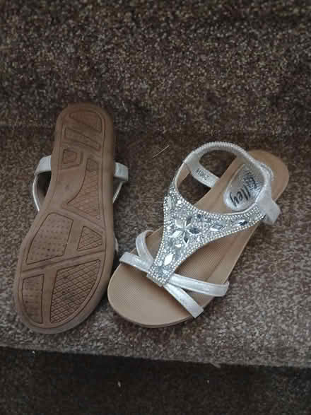 Photo of free girls sandals size 2 (Telford TF3) #1
