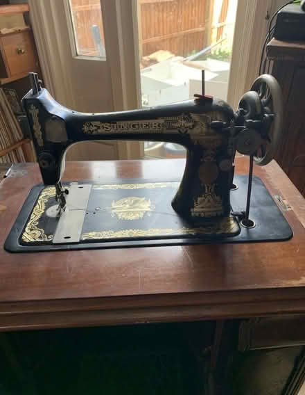 Photo of free Vintage Singer treadle sewing machine in cabinet (Putney SW15) #1
