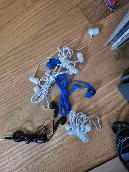 Photo of free misc wired earbuds - listen only (20817) #1