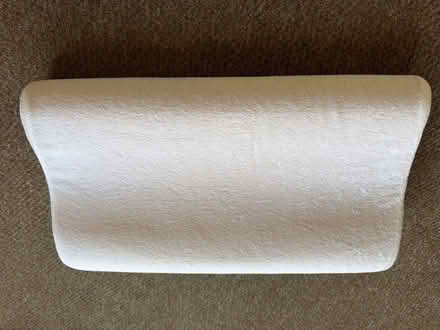 Photo of free Memory foam contoured pillow within covering (Welling DA16) #2