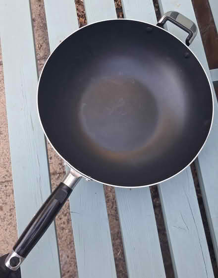 Photo of free Non-stick wok with glass lid (Eaton Bray LU6) #2