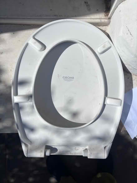 Photo of free Grohe toilet seat (Tollington N4) #2