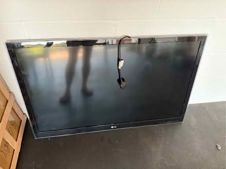 Photo of free 2 flat screen TVs 50” and 44” (Rowington Green B94) #3