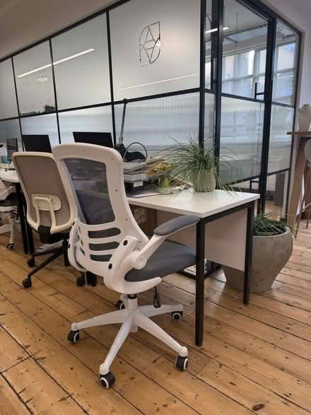 Photo of free 5 office desk chairs and 5 office desks (Fitzrovia W1T) #1