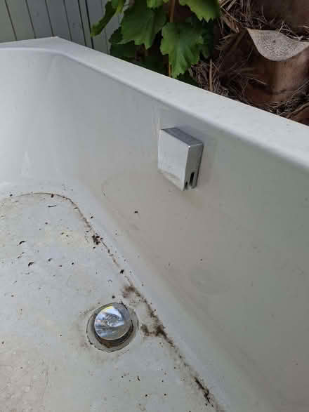 Photo of free Acrylic bath (Hampton Hill TW11) #2