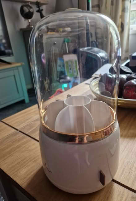 Photo of free Domed swivel makeup brush holder (Snettisham PE31) #1