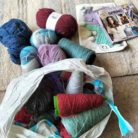 Photo of free Bag of wool & 1 pattern + booklet of various patterns (Moortown LS17) #1