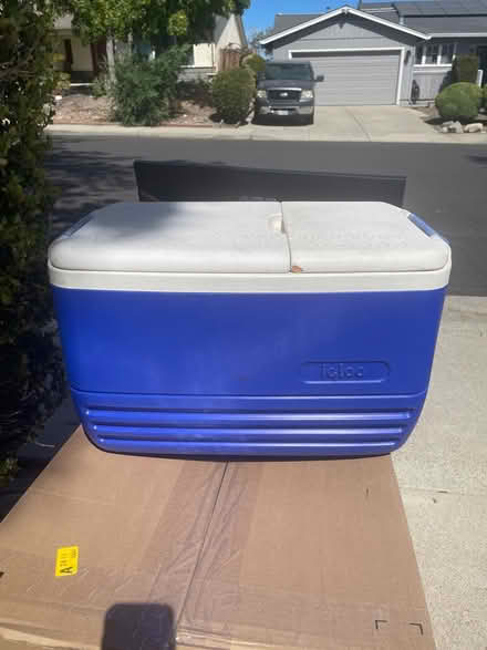 Photo of free Igloo ice chest (3134 View Dr) #1